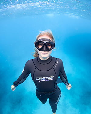 Maddie Cholnoky underwater